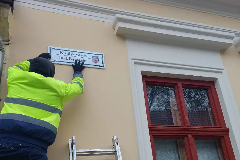 Folytatódik az utcanévtáblák kihelyezése Esztergomban